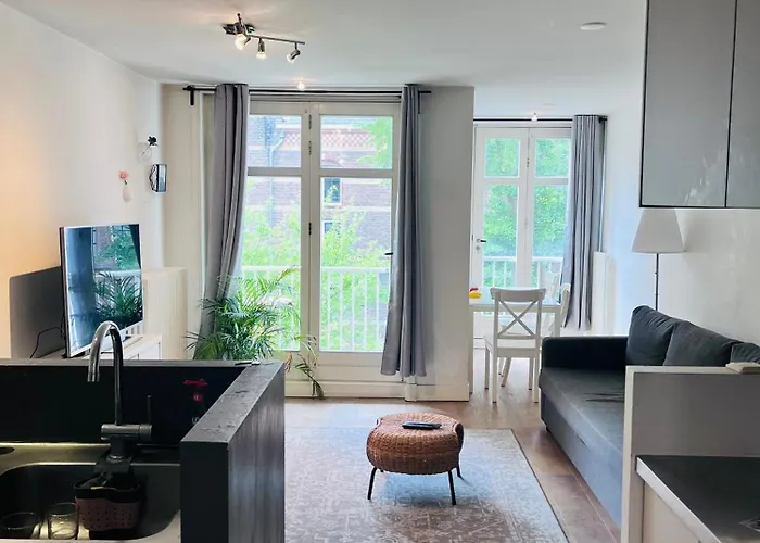 Cozy Museum Area Home